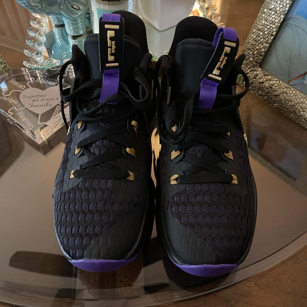 Big boys Nike lebron sneakers never worn size 7 purple black and gold